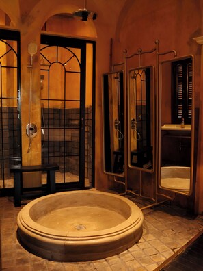 أحواض استحمام وحجيرات دش منفصلة، مجففات شعر، خف للقدمين، مناشف