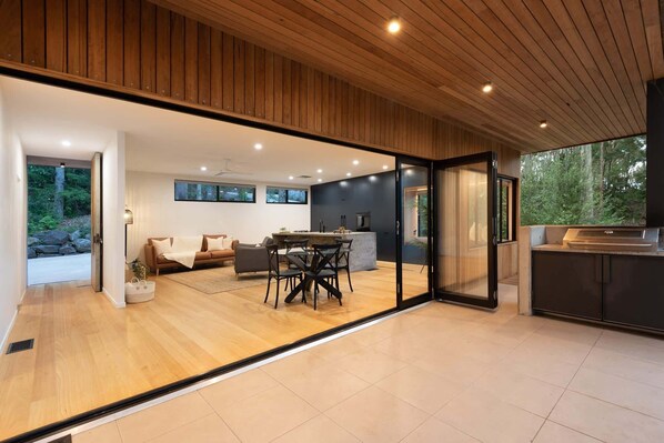 Outdoor dining - Daydream Cottage  Beachside Luxury in Lilli Pilli (Lilli Pilli)