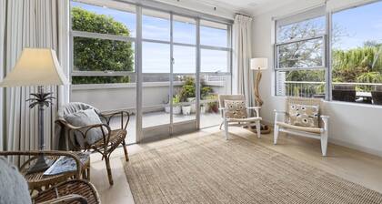 Spacious 5-Bed Beach House with Ocean View