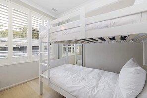 5 bedrooms, iron/ironing board, WiFi, bed sheets