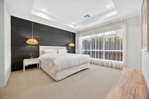 4 Schlafzimmer, Schreibtisch, Bügeleisen/Bügelbrett, WLAN