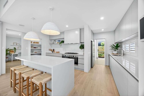 Coastal Luxe 4-Bed House in Madora Bay