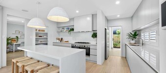 Coastal Luxe 4-Bed House in Madora Bay