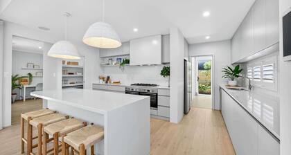 Coastal Luxe 4-Bed House in Madora Bay