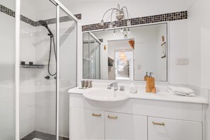Shower, hair dryer, towels, shampoo - Spacious 2-Bed with Private Rooftop & BBQ Access (Hamilton)