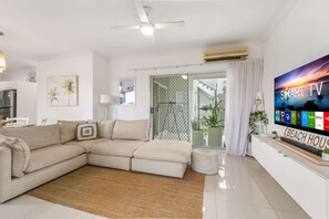 TV - Spacious 2-Bed with Private Rooftop & BBQ Access (Hamilton)