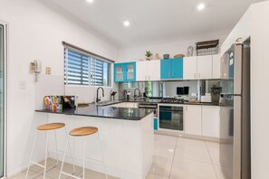 Frigorifero, microonde, forno, piano cottura