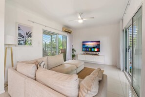 TV - Spacious 2-Bed with Private Rooftop & BBQ Access (Hamilton)