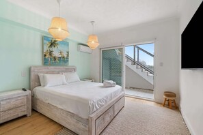 2 bedrooms, iron/ironing board, WiFi, bed sheets - Spacious 2-Bed with Private Rooftop & BBQ Access (Hamilton)