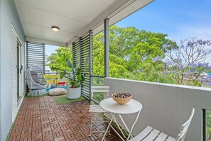 Terrace/patio - Spacious 2-Bed with Private Rooftop & BBQ Access (Hamilton)