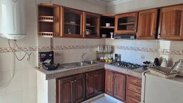 Parrilla de estufa, cafetera y tetera y utensilios de cocina