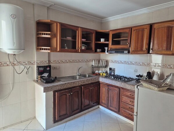 Herdplatte, Wasserkocher mit Kaffee-/Teezubehör