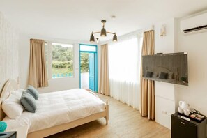 Une chambre avec un lit, une télévision, une machine à café et une vue sur l’extérieur.