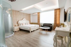 A bedroom with a bed, a chair, a desk, and a glass shower enclosure. - You Yue B&B (Hualien)