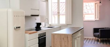 Réfrigérateur, four, lave-vaisselle, cafetière/bouilloire