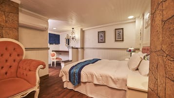 Un dormitorio con cama, una silla, un escritorio y una araña.