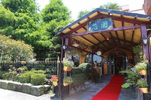 A traditional Japanese-style entrance with a red carpet leading to a building. - Xinyuan My Dream Castle (Yilan)