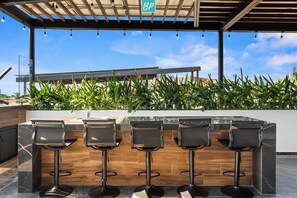 Outdoor dining - 3BR Tamarán Villa | Rooftop Pool + Beach Club (Cruz de Huanacaxtle)