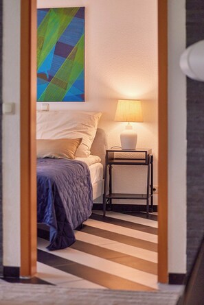 2 عدّة غرف نوم ومكواة/لوح كي وواي فاي وملاءات أسرّة