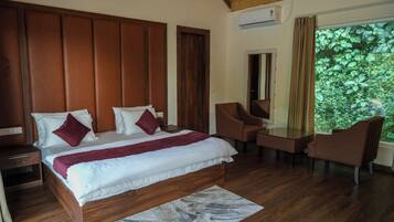 Habitación Deluxe doble, vistas al jardín | Escritorio, espacio para trabajar con un portátil, wifi gratis