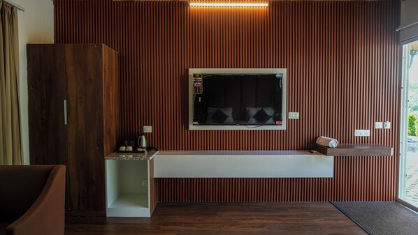 Deluxe Double Room, Garden View | Desk, laptop workspace, free WiFi