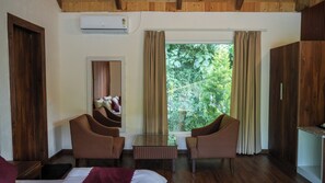 ห้องดีลักซ์ดับเบิล, วิวสวน | โต๊ะทำงาน, พื้นที่ทำงานแบบใช้แล็ปท็อป, Wi-Fi ฟรี