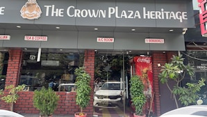 Das Crown Plaza Heritage Hotel, mit Schildern für Tee & Kaffee und Klimaanlage.