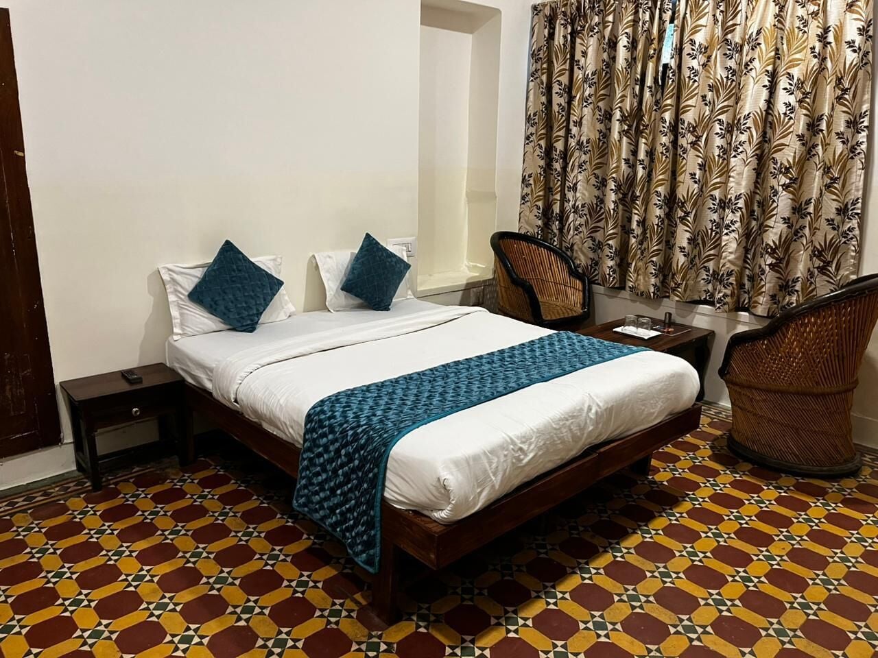 Standard Room | Laptop workspace, free WiFi