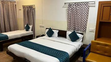 Deluxe-Dreibettzimmer | Laptopgeeigneter Arbeitsplatz, kostenloses WLAN