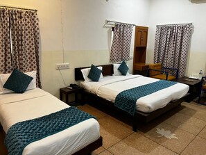 Habitación triple Deluxe | Espacio para trabajar con laptop y wifi gratis 