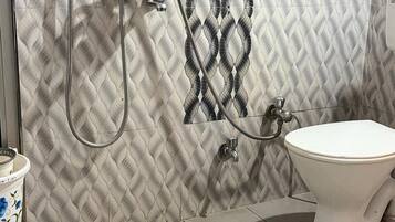 Familien-Doppelzimmer | Badezimmer | Dusche, Handtücher, Seife, Shampoo