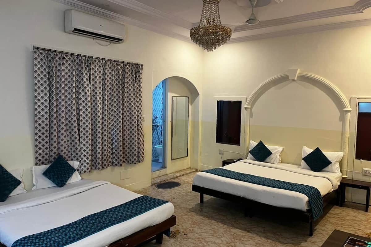 Habitación doble familiar | Espacio para trabajar con laptop y wifi gratis