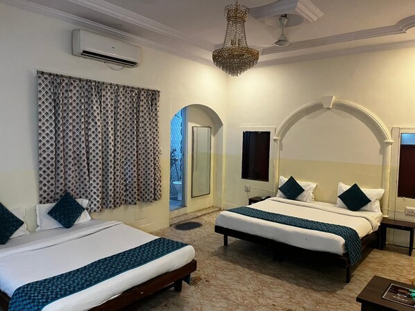 Habitación doble familiar | Espacio para trabajar con laptop y wifi gratis 