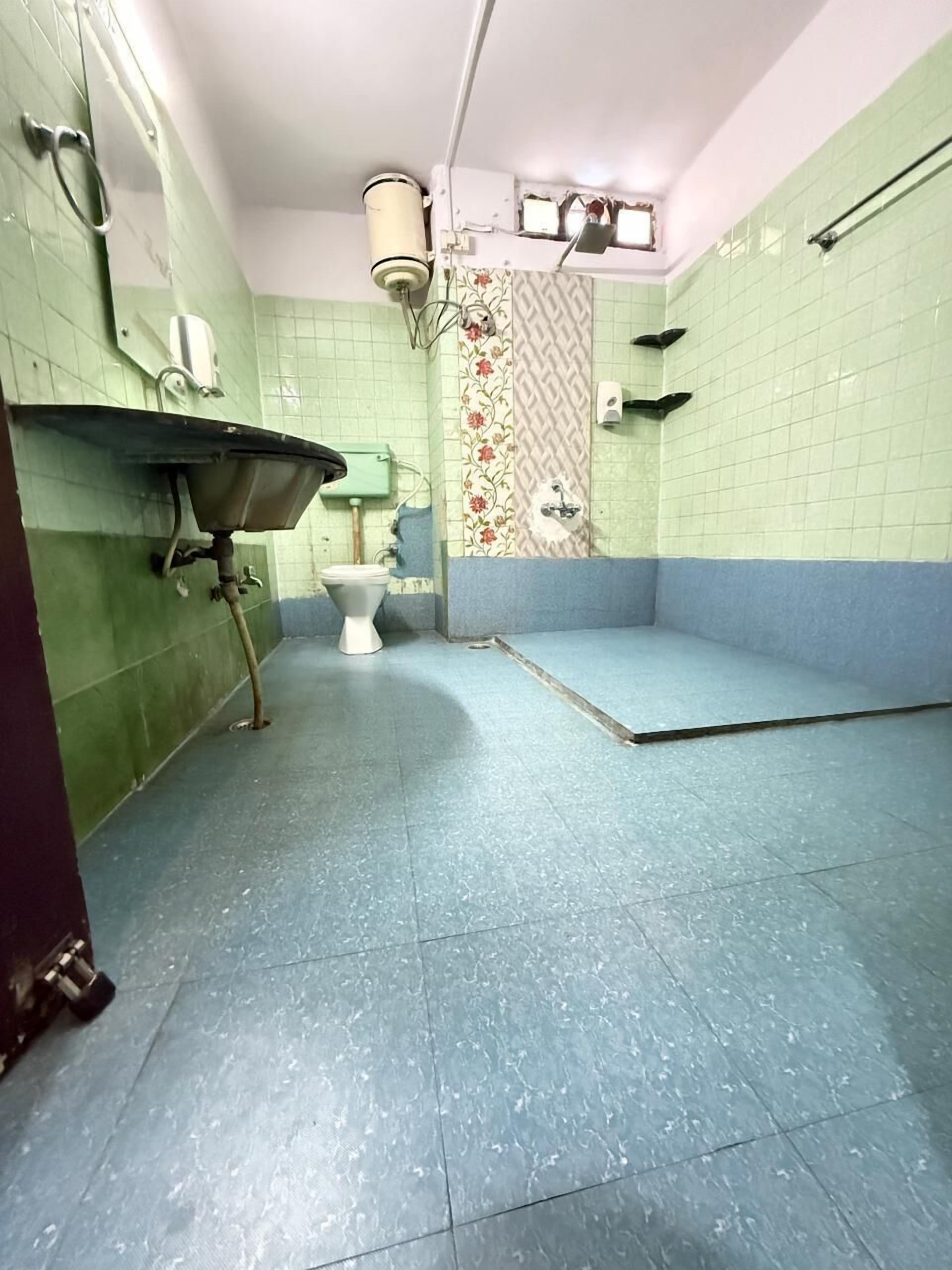 豪華三人房 | 浴室 | 淋浴設備、毛巾、肥皂、洗髮精