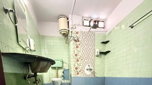 Ein Badezimmer mit Waschbecken, Toilette und Duschbereich.