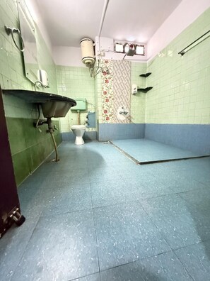 Habitación triple Deluxe | Baño | Regadera, toallas, jabón, shampoo 