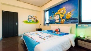 Un dormitorio con cama, mesita de noche, un mural en la pared y una puerta.
