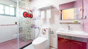Un baño con inodoro, lavamanos y espejo.