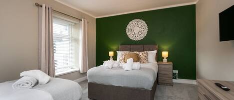 House (Comfortable 4-Bed Home with Free Park) | 4 bedrooms, free WiFi