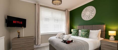 House (Comfortable 4-Bed Home with Free Park) | 4 bedrooms, free WiFi