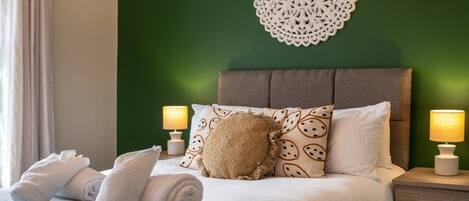 House (Comfortable 4-Bed Home with Free Park) | 4 bedrooms, free WiFi