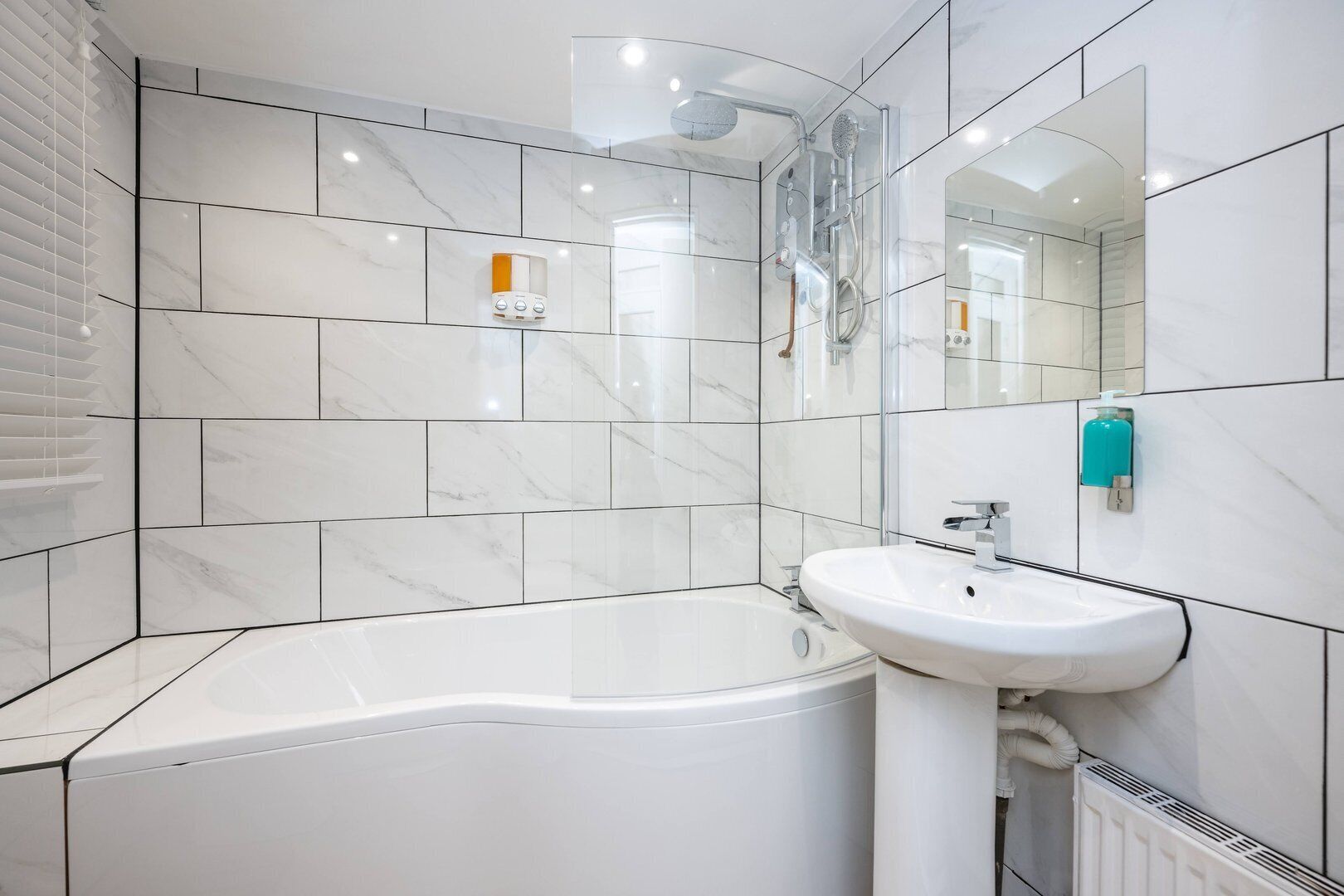 House (Comfortable 4-Bed Home with Free Park) | Bathroom