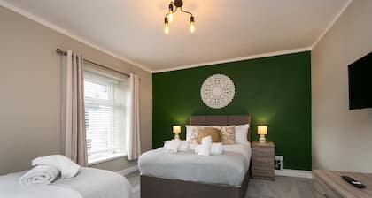 Comfortable 4-bed Home With Free Parking Wales