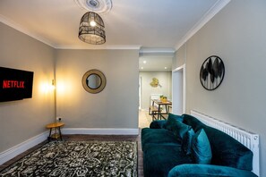 House (Comfortable 4-Bed Home with Free Park) | Living room