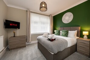 House (Comfortable 4-Bed Home with Free Park) | 4 bedrooms, free WiFi