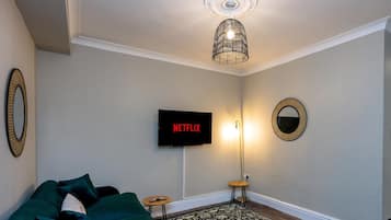 House (Comfortable 4-Bed Home with Free Park) | Living room | TV