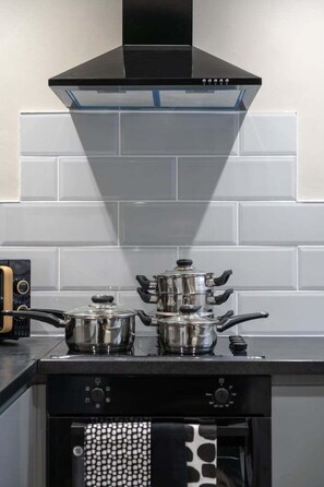 House (Comfortable 4-Bed Home with Free Park) | Private kitchen