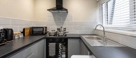 Rumah (Comfortable 4-Bed Home with Free Park) | Dapur pribadi