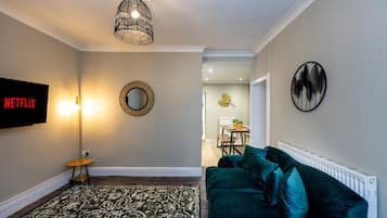 Casa (Comfortable 4-Bed Home with Free Park) | Sala de estar | Una televisión