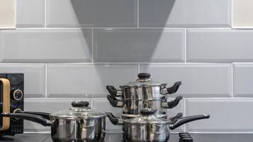 House (Comfortable 4-Bed Home with Free Park) | Private kitchen